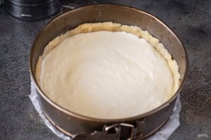 Песочный пирог с творогом и клубничным джемом