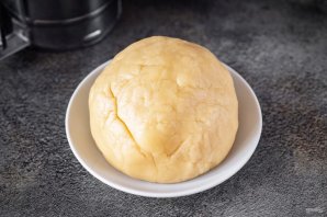 Песочный пирог с творогом и клубничным джемом