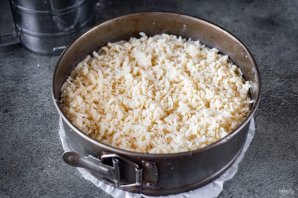 Песочный пирог с творогом и клубничным джемом