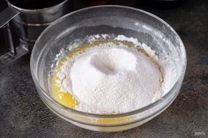 Песочный пирог с творогом и клубничным джемом