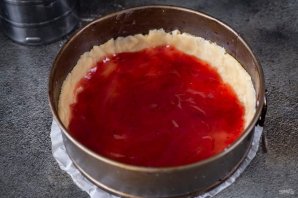 Песочный пирог с творогом и клубничным джемом