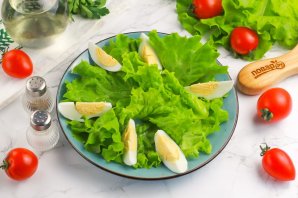Салат с копченой треской и авокадо