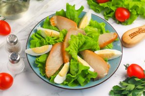 Салат с копченой треской и авокадо