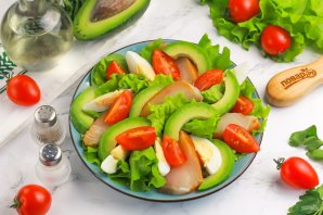 Салат с копченой треской и авокадо