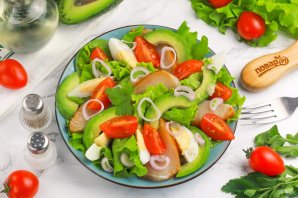 Салат с копченой треской и авокадо