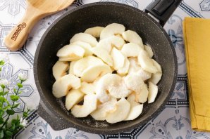 Шарлотка с яблоками в аэрогриле