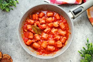 Сосиски в томатном соусе с рисом