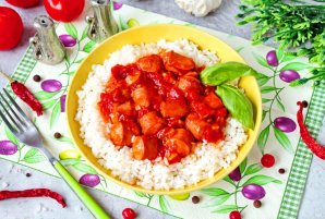 Сосиски в томатном соусе с рисом