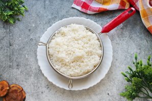 Сосиски в томатном соусе с рисом