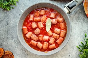 Сосиски в томатном соусе с рисом