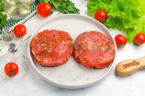 Стейк из тунца на сковороде