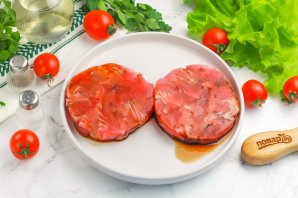 Стейк из тунца на сковороде