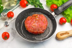 Стейк из тунца на сковороде