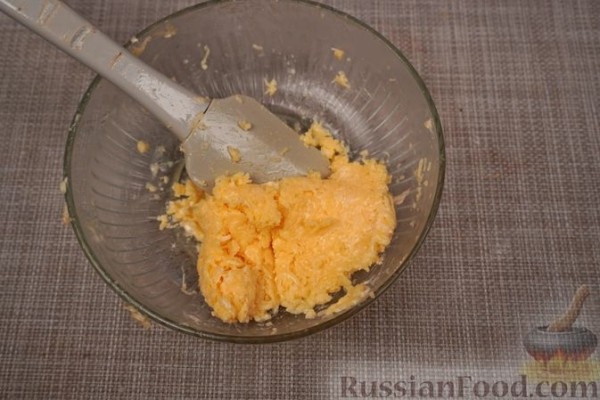 Сосиски, фаршированные сыром, жаренные на сковороде