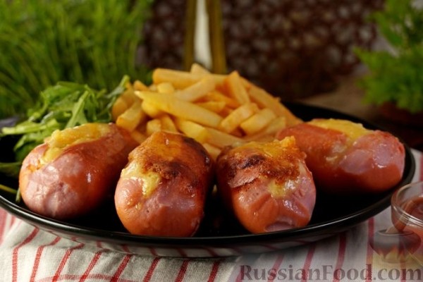 Сосиски, фаршированные сыром, жаренные на сковороде