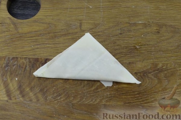 Треугольники из теста фило, с чечевицей