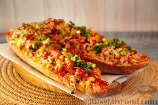 Польский горячий бутерброд с грибами, ветчиной и кукурузой