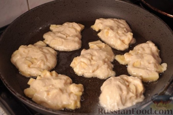 Дрожжевые оладьи с яблоками