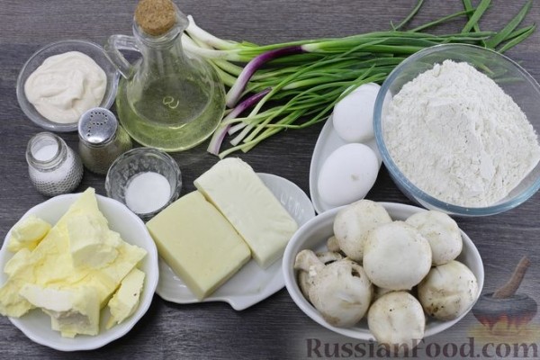 Пирог из рубленого теста с зелёным луком, грибами и сыром