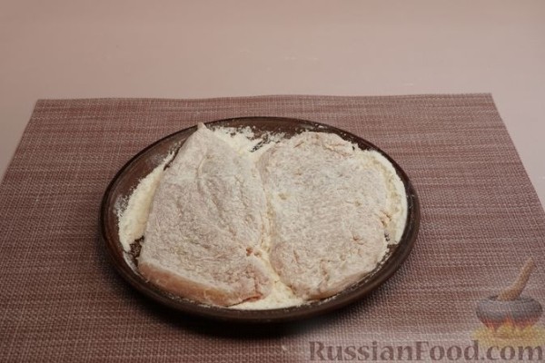 Отбивные из куриного филе в кляре с соевым соусом и сметаной