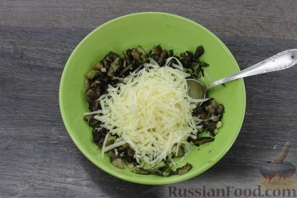Пирог из рубленого теста с зелёным луком, грибами и сыром