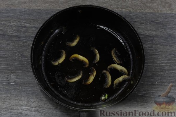 Пирог из рубленого теста с зелёным луком, грибами и сыром
