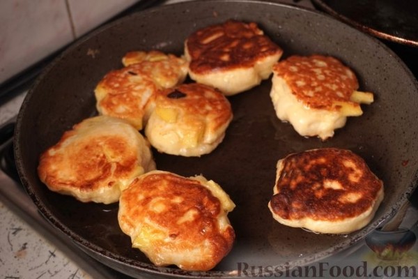 Дрожжевые оладьи с яблоками