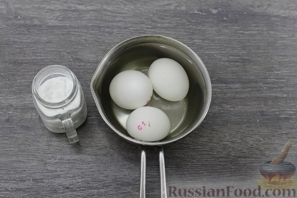 Яйца, фаршированные морковью и плавленым сыром