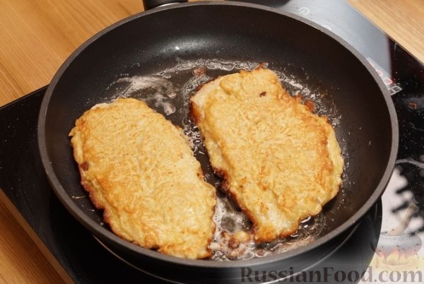 Отбивные из куриного филе в кляре с соевым соусом и сметаной