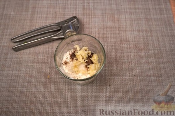 Салат из огурцов с орехами, чесноком и сметаной