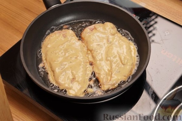 Отбивные из куриного филе в кляре с соевым соусом и сметаной