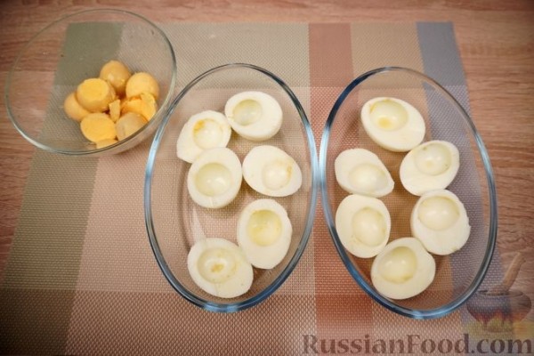 Запечённые яйца, фаршированные ветчиной