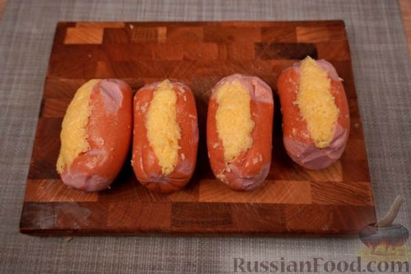 Сосиски, фаршированные сыром, жаренные на сковороде