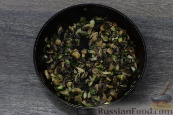 Пирог из рубленого теста с зелёным луком, грибами и сыром