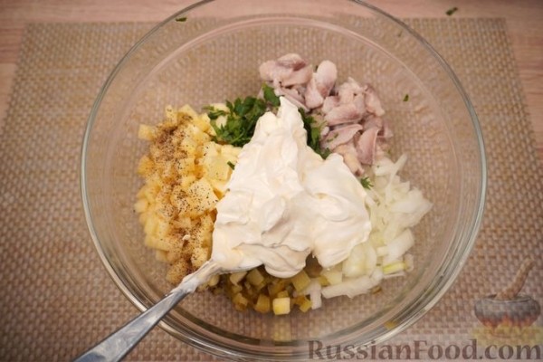 Салат из сельди, яблок и солёных огурцов