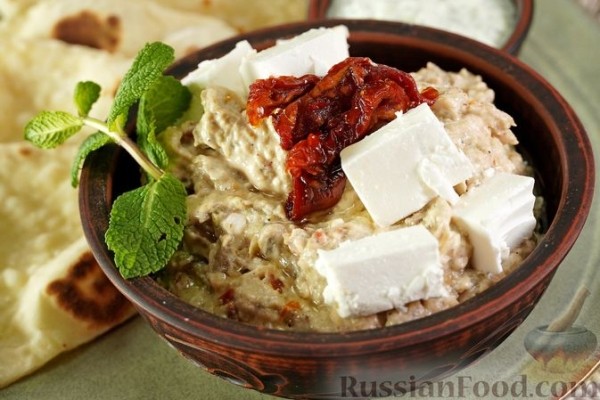 Закуска из запечённых баклажанов, вяленых томатов, тахини и феты, с питой