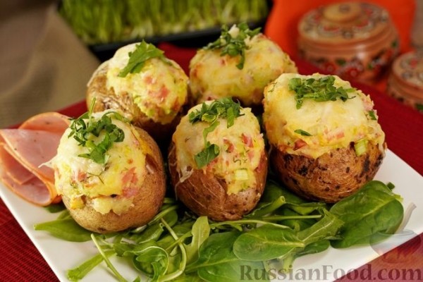 Запечённый картофель, фаршированный ветчиной и сыром