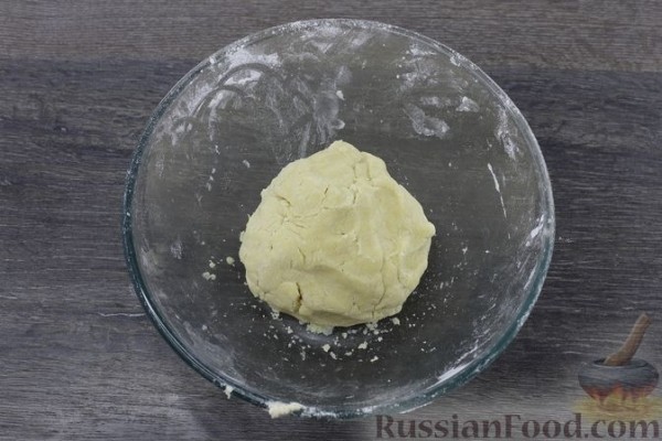 Пирог из рубленого теста с зелёным луком, грибами и сыром