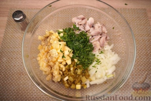 Салат из сельди, яблок и солёных огурцов