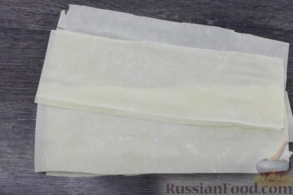 Треугольники из теста фило, с чечевицей