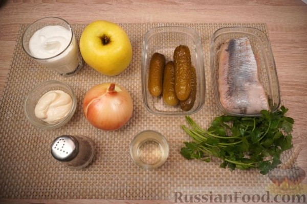 Салат из сельди, яблок и солёных огурцов