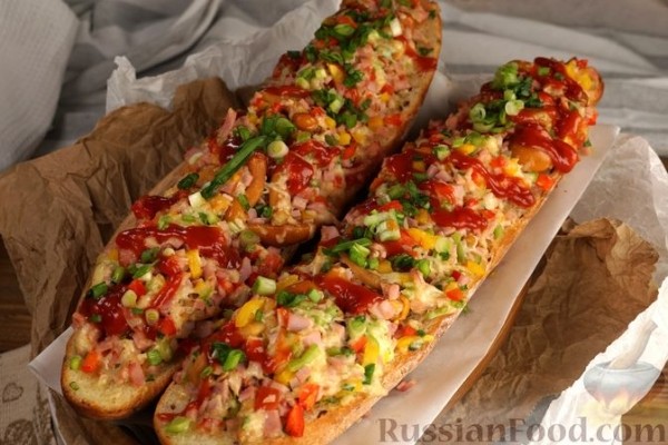 Польский горячий бутерброд с грибами, ветчиной и кукурузой