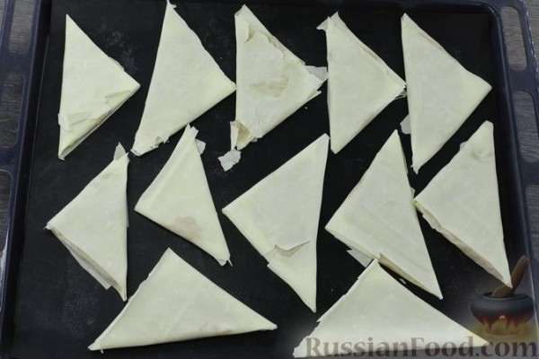 Треугольники из теста фило, с чечевицей