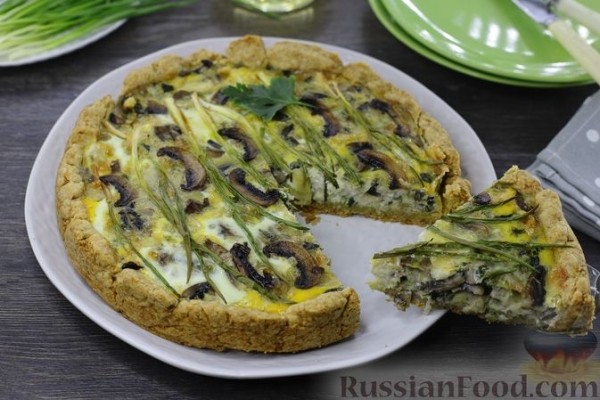 Пирог из рубленого теста с зелёным луком, грибами и сыром