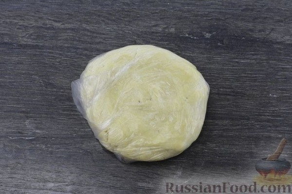 Пирог из рубленого теста с зелёным луком, грибами и сыром