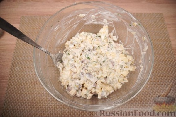Салат из сельди, яблок и солёных огурцов