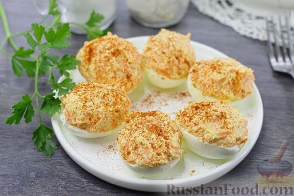 Яйца, фаршированные морковью и плавленым сыром