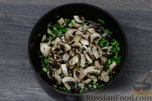 Пирог из рубленого теста с зелёным луком, грибами и сыром