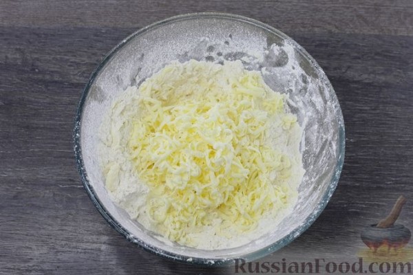 Пирог из рубленого теста с зелёным луком, грибами и сыром