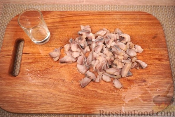Салат из сельди, яблок и солёных огурцов